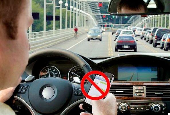 How to read notifications and messages in the car without breaking the Highway Code