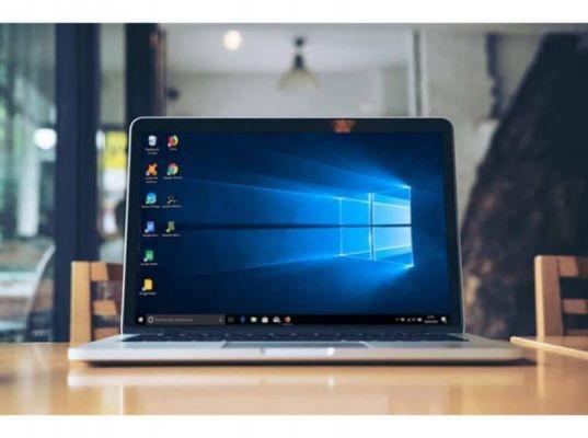 ¿Cómo puedo evitar tocar el panel táctil mientras escribo en Windows 10?