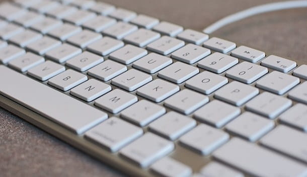 Comment faites-vous l'accolade sur le clavier du PC