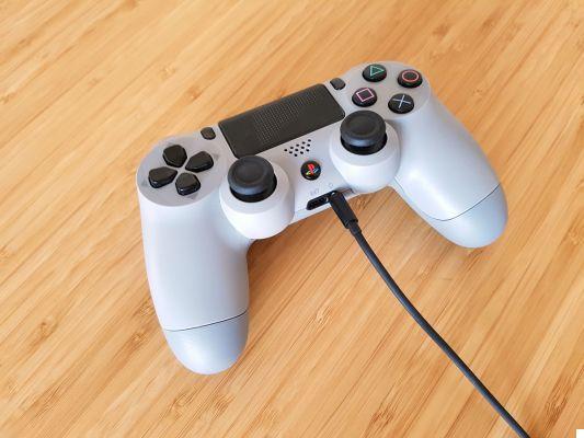 PS4 controller: how to connect headphones or earphones