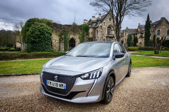 Peugeot e-208 test: a definite taste for techno and a controlled appetite