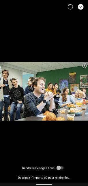 Cómo desenfocar fácilmente las caras en una foto de multitud en una computadora y un teléfono inteligente