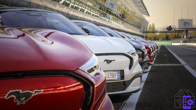 Ford W University e cursos de direção em pista real e virtual para mulheres