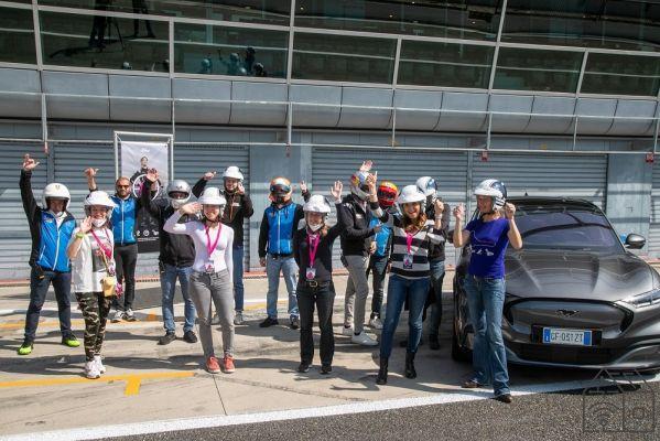 Ford W University et cours de conduite sur piste réels et virtuels pour les femmes