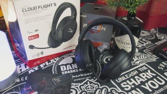 HyperX Cloud Flight S Review • Gaming Headphones with Wireless Charging!