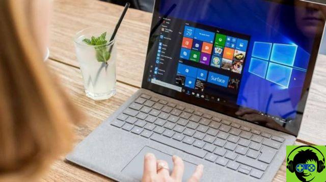 Cómo mostrar el día de la semana en el reloj de la barra de tareas de Windows 10