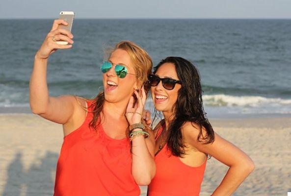 How to take a good selfie, five mistakes and five tips