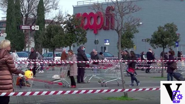 Esselunga et Coop sautent les files d'attente pour éviter de faire la queue devant les supermarchés