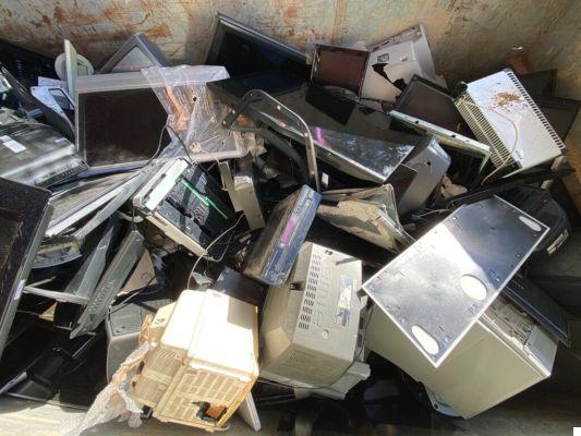 Used phones and old computers: how to dispose of them and give them a second life