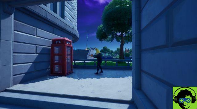 Cómo vestirse en una cabina telefónica en diferentes partidas de la temporada 2 del Capítulo 2 de Fortnite