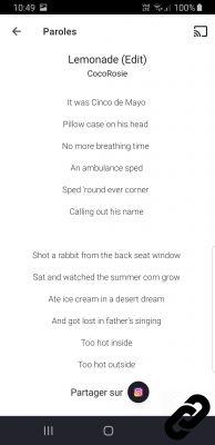 How do I display the lyrics of a song on Deezer?