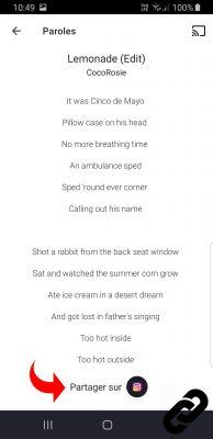 How do I display the lyrics of a song on Deezer?